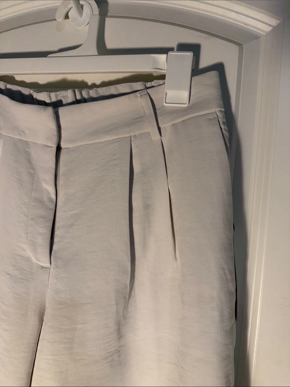 High-Rise White Pleated Women’s Bermuda Shorts - Picture 4 of 6
